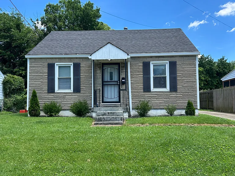 2107 Fort St — Photo 1