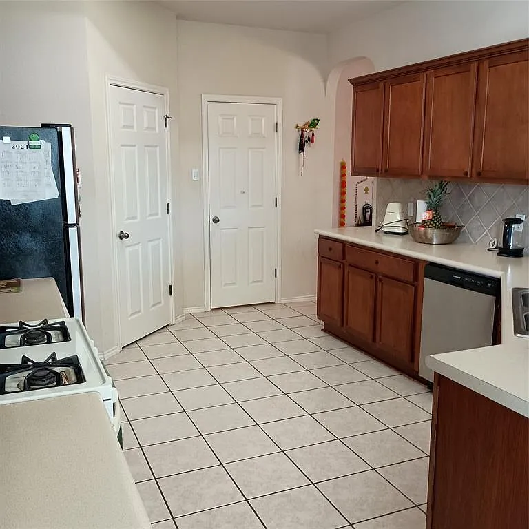 3 bed, 2.0 bath, 1863 sqft, $2,300 — Photo 3