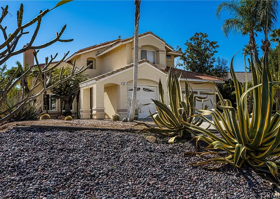 690 Canterbury Cir