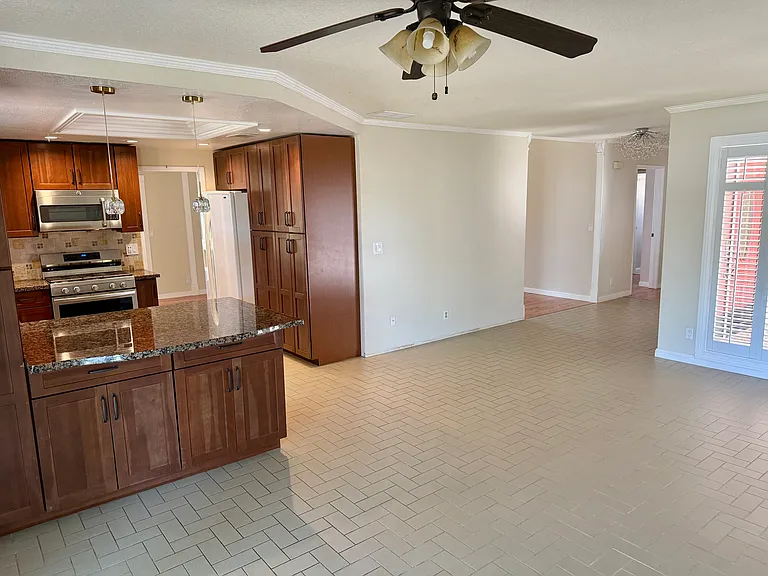 9015 Phoenix Ave — Photo 5