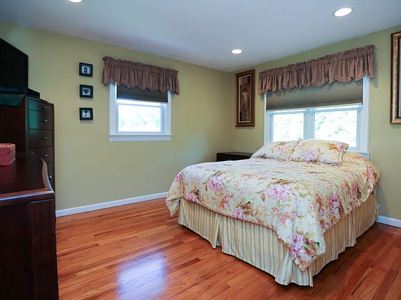 3rd image of 49 Jolen Dr