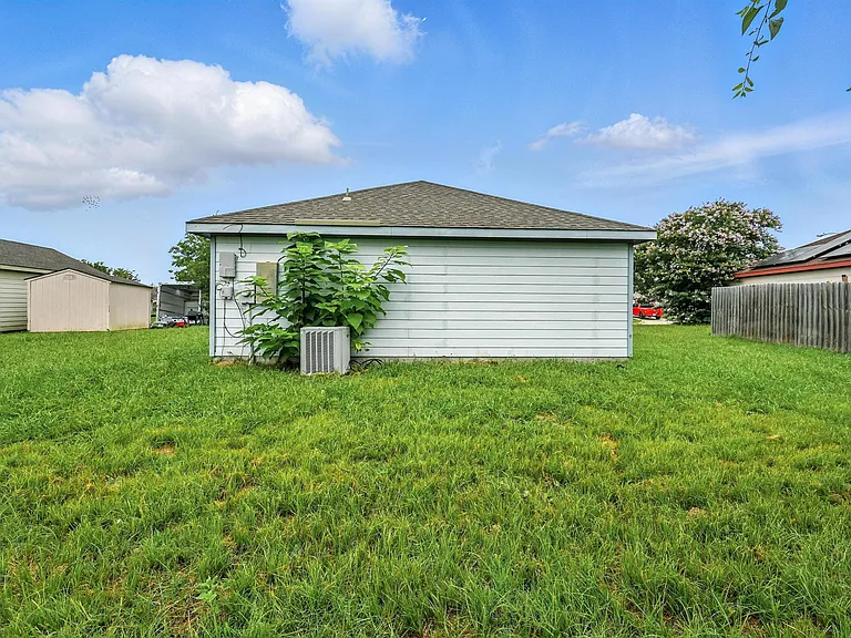 1713 Manor Garden Curv — Photo 2