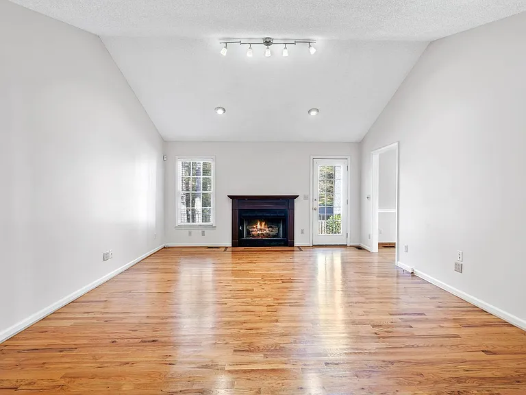 22 Country Club Dr — Photo 6