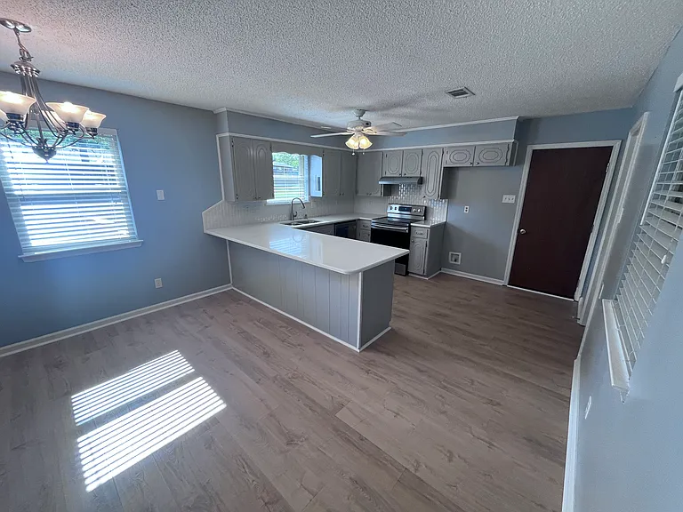 113 Cornwall Ct — Photo 5
