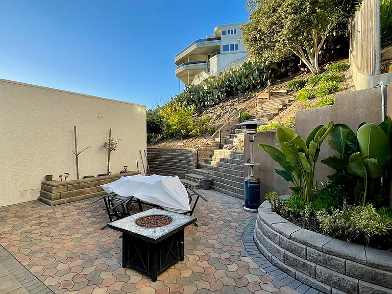 551 Bay St — Photo 10