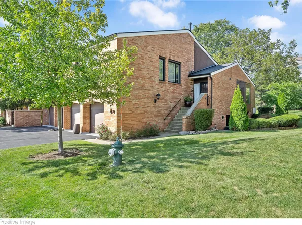 2S726 Williamsburg Ct, Oak Brook, IL 60523