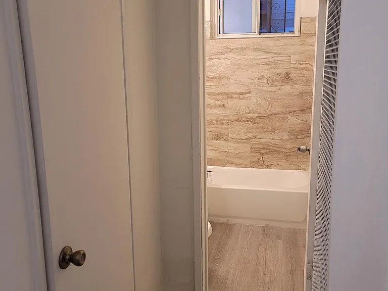 1709 S Hobart Blvd — Photo 10