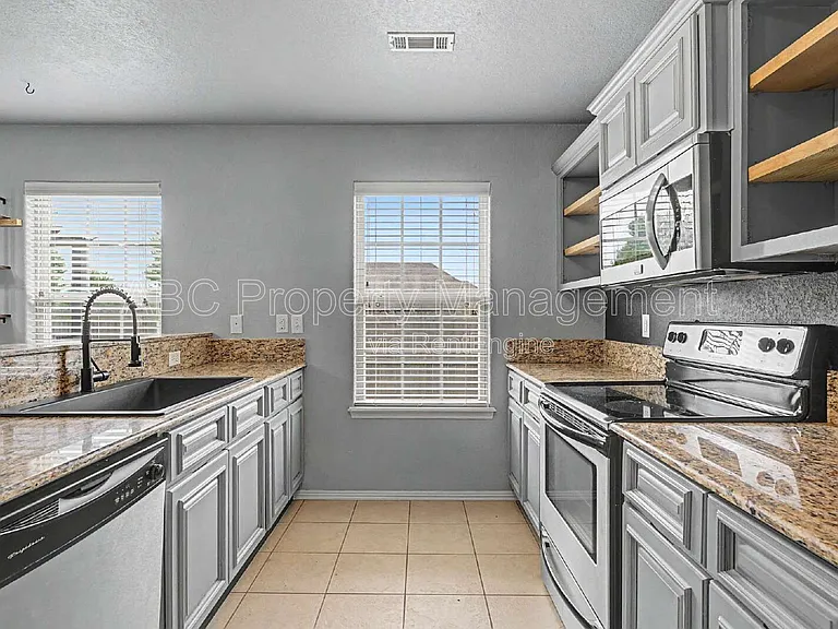 3801 SW Gibson Ave — Photo 3