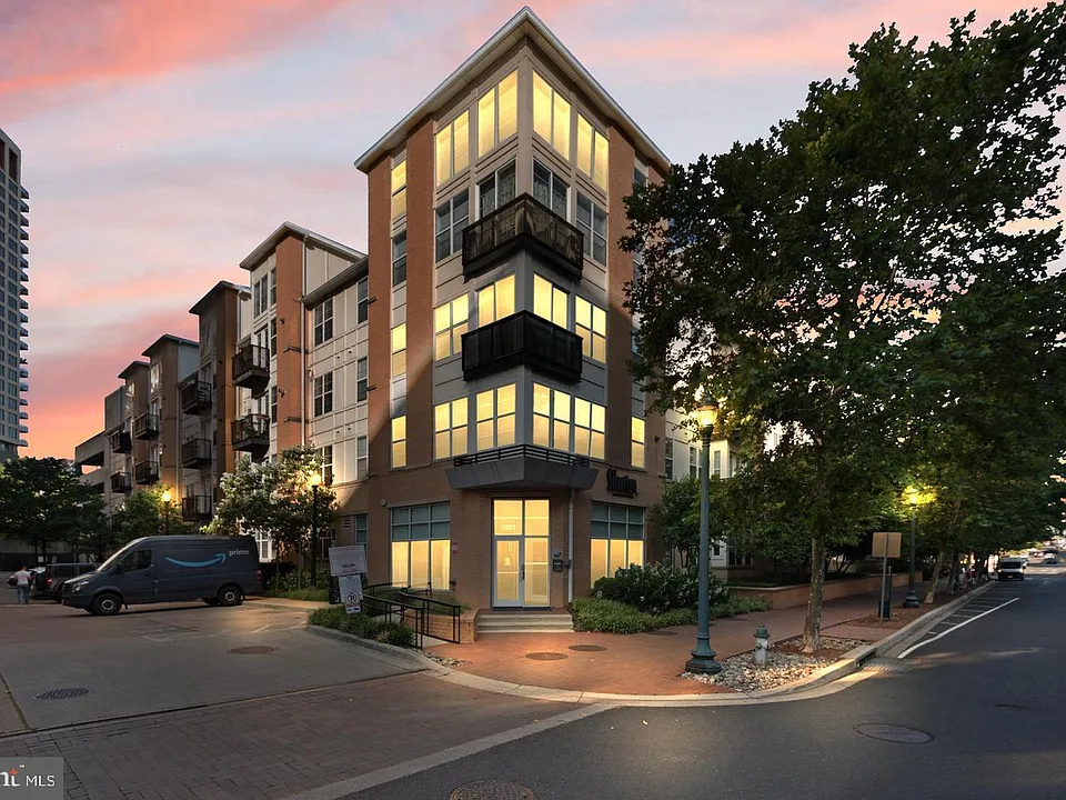 1201 E West Hwy #212