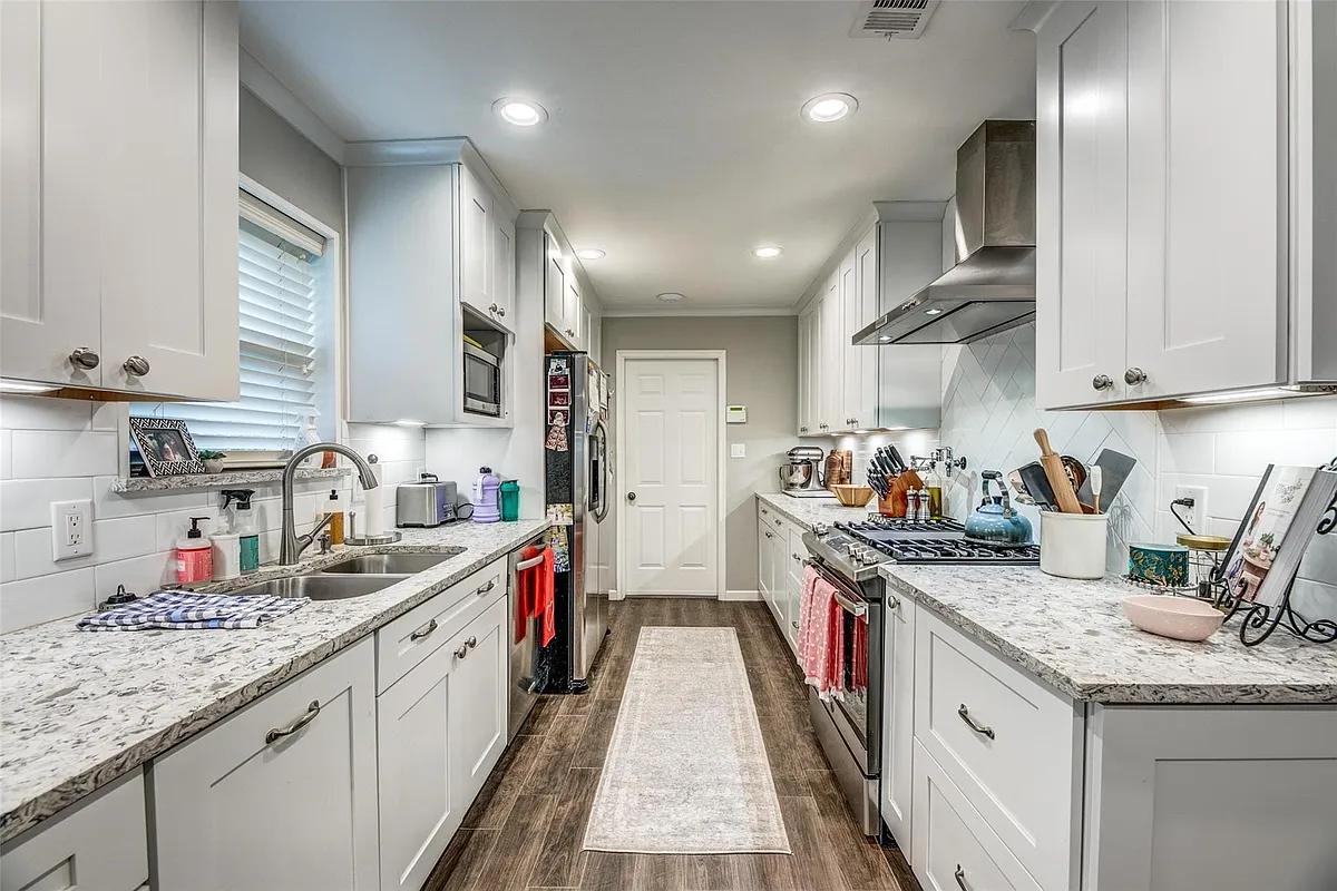 Building Photo - 9921 Windlake Cir