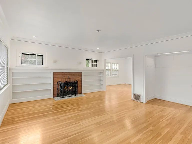 2042 SW Madison St — Photo 1