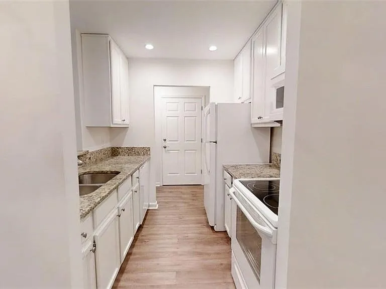 300 Johnson Ferry Rd NE #A112 — Photo 10