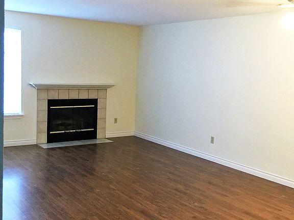 Living Room, Wood Floor, Fireplace