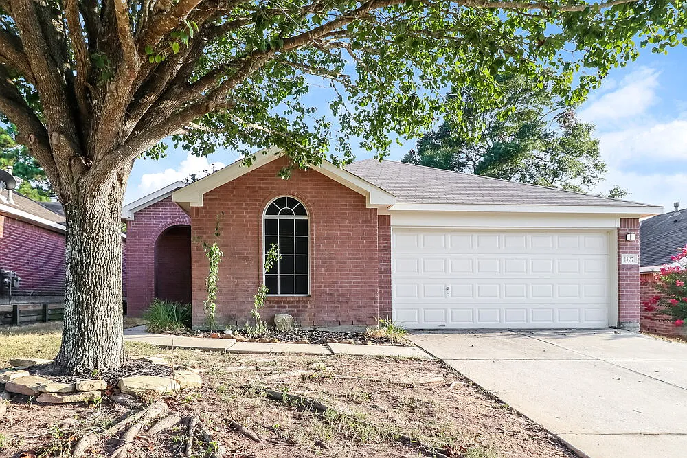 3 bed, 2.0 bath, 1606 sqft, $1,830 — Photo 1