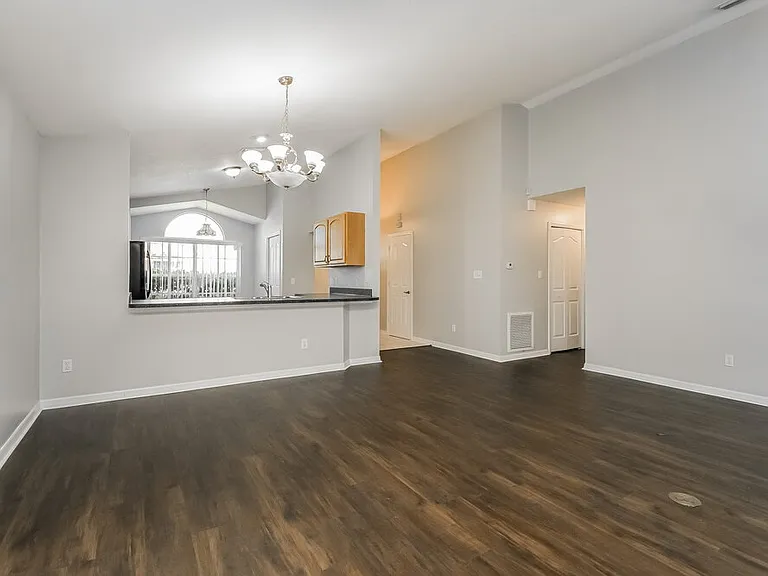 1060 Covington St — Photo 5