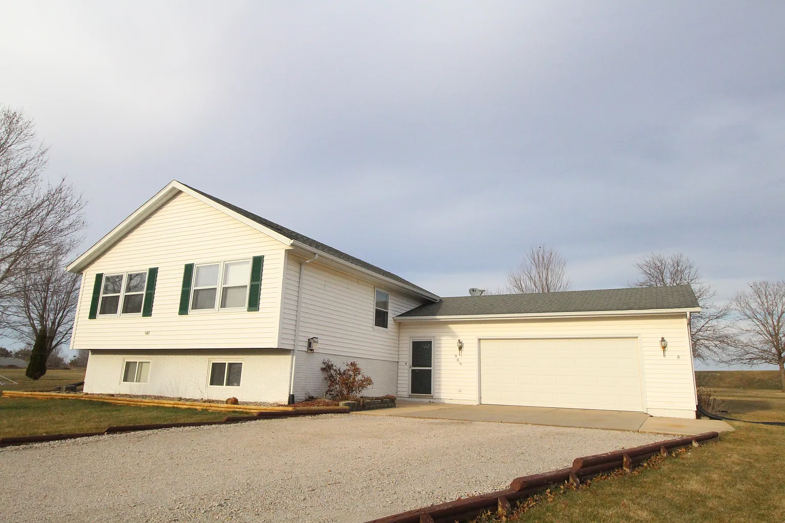 909 Karens Ct photo 1