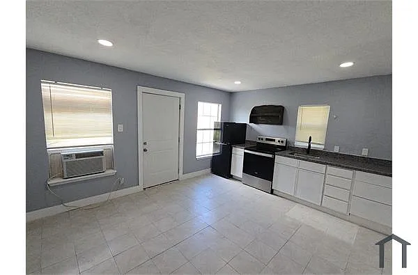 Building Photo - 9010 Linda Vista Rd #D