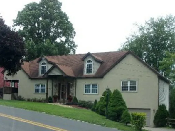 1142 Charles Ave, Morgantown, WV 26505