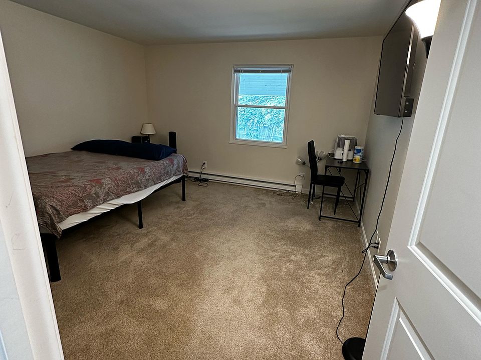 Fully furnished ready to move in room with an amazing Queen Mattress