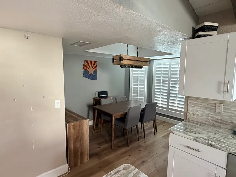910 E Beck Ln — Photo 11