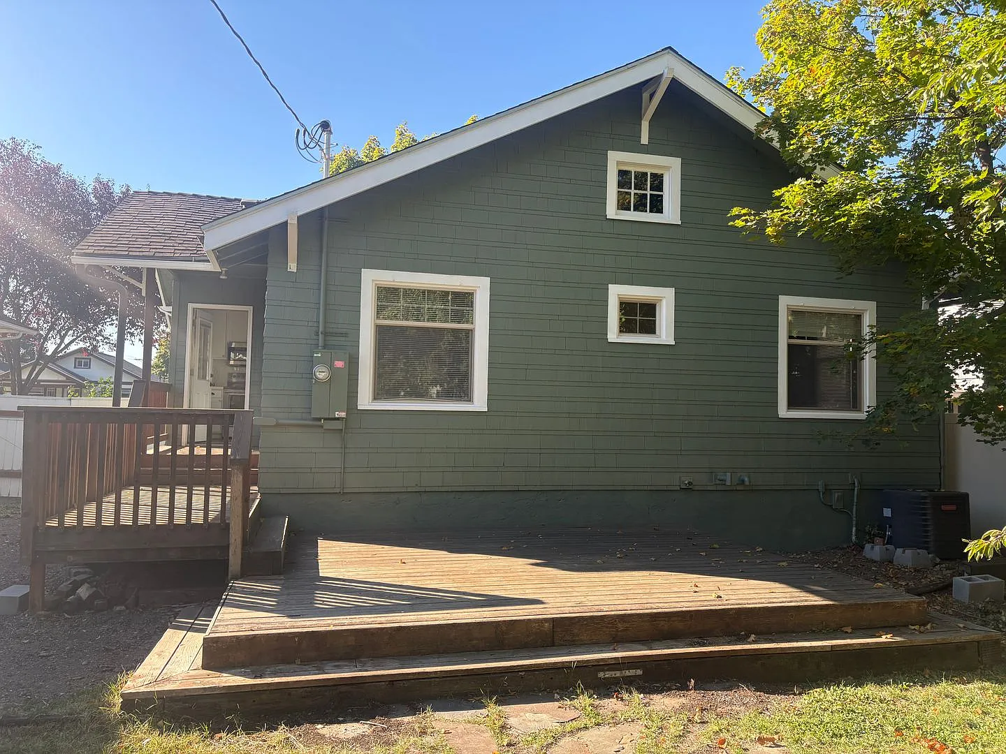 Wonderful 3-4 bedroom Craftsman bungalow available to call home now! — Photo 2