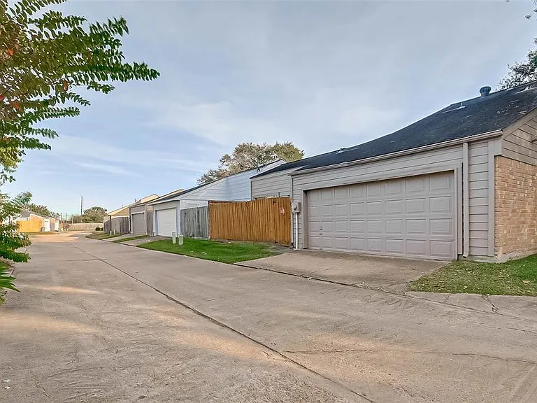 12111 Poulson Dr — Photo 37