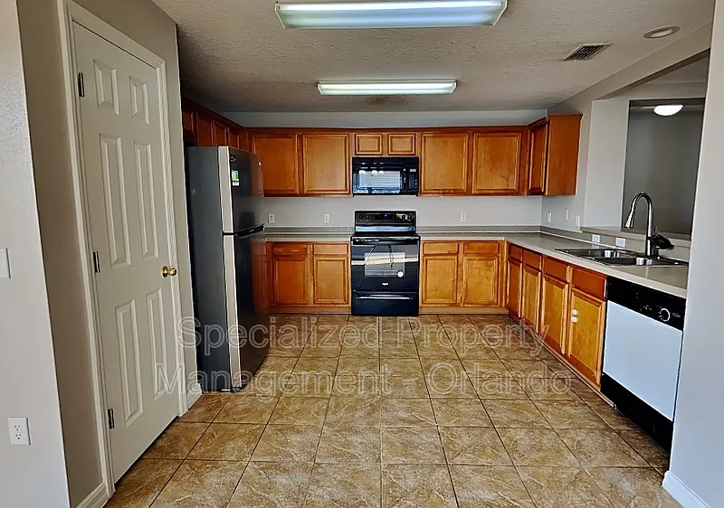 3 bed, 2.0 bath, 1830 sqft, $1,599 — Photo 4