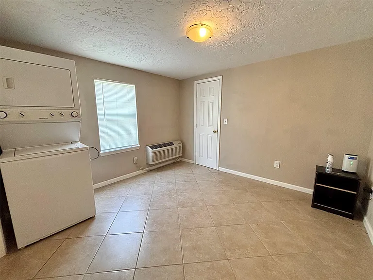 422 W Burleson St — Photo 8