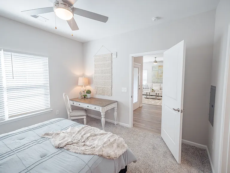 Grand Oaks Apartments — Photo 17
