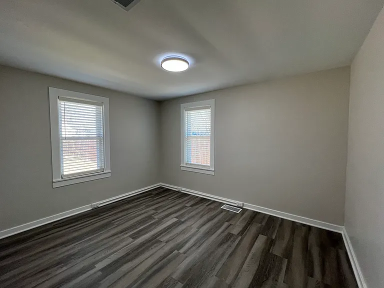 407 E Abe St — Photo 5