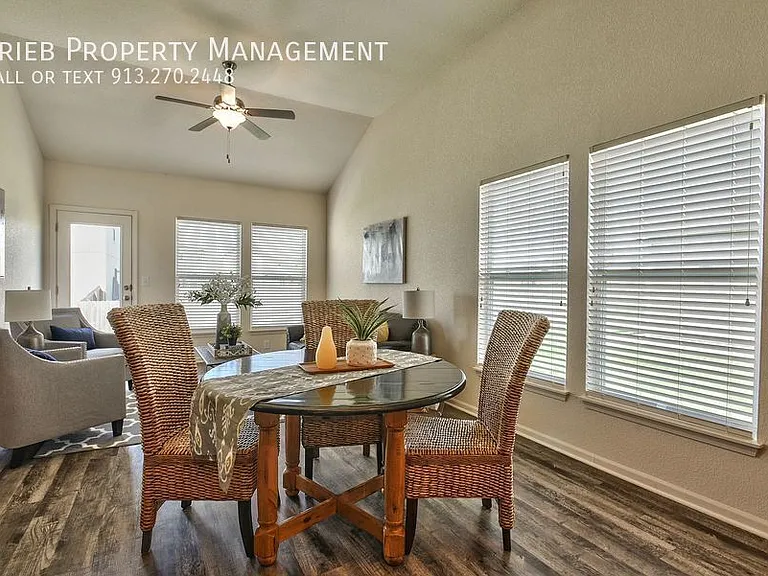 584 S Poplar St — Photo 8