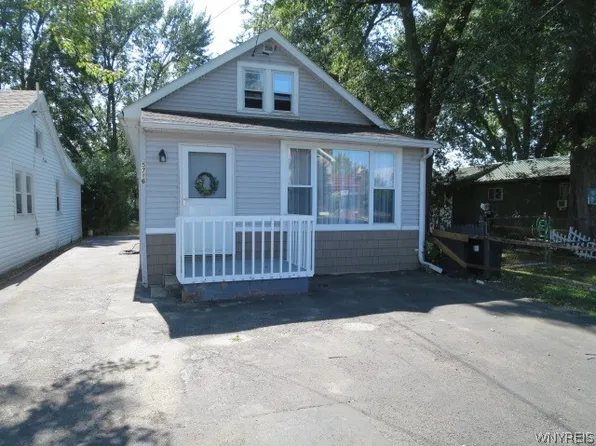 5716 Lakeview Ter, Lake View, NY 14085