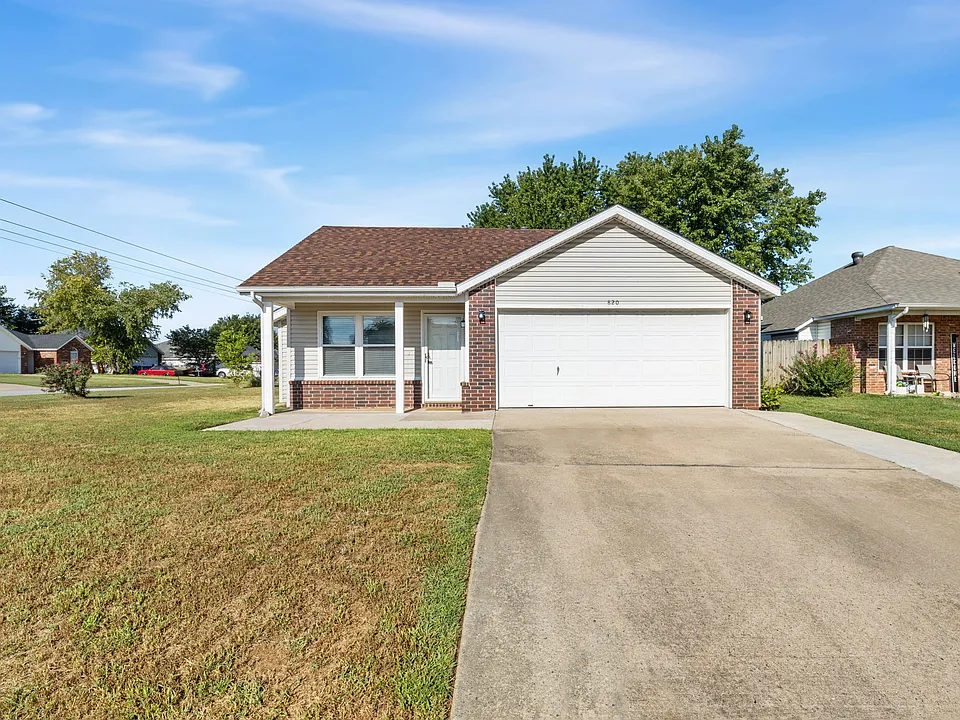 820 SW Arrowhead Dr
