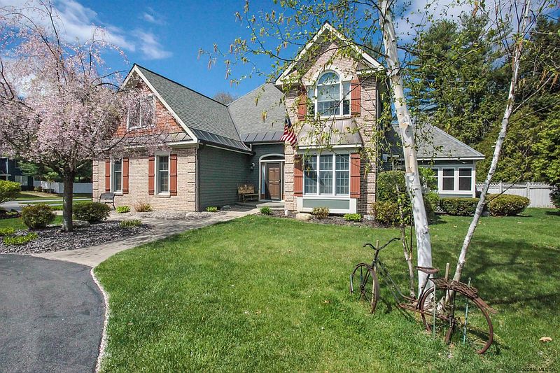 3rd image of 27 Arrowhead Road