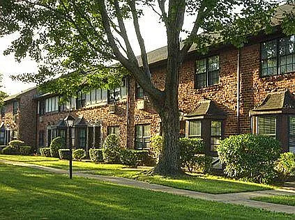 Fairfield Tudor At North Babylon — Photo 40