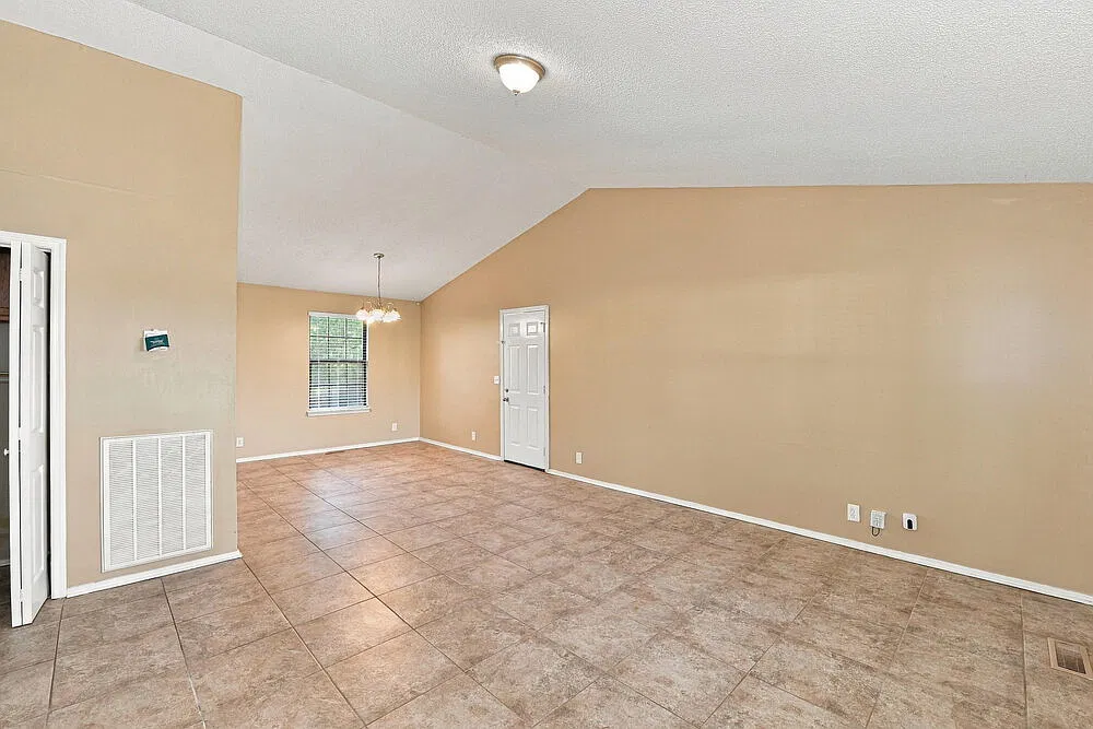 3 bed, 2.0 bath, 1215 sqft, $1,810 — Photo 4