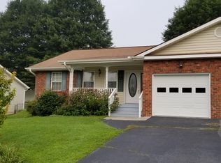 111 E Meadow Ln, Horse Shoe, NC 28742