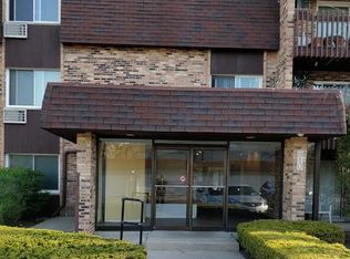 910 E Old Willow Rd APT 105, Prospect Heights, IL 60070