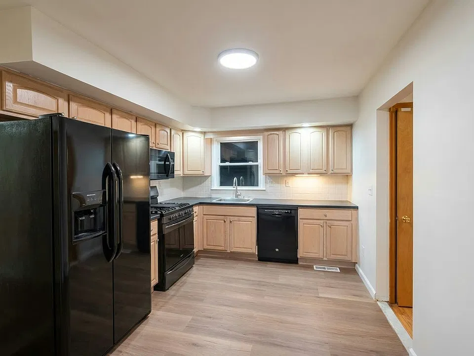 242 Munro Blvd #3