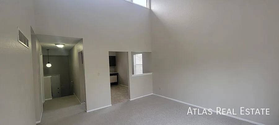 Duplex in the right place and the right price! View it now! — Photo 2