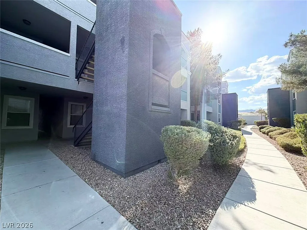 2 bed, 2.0 bath, 930 sqft, $1,350 — Photo 3