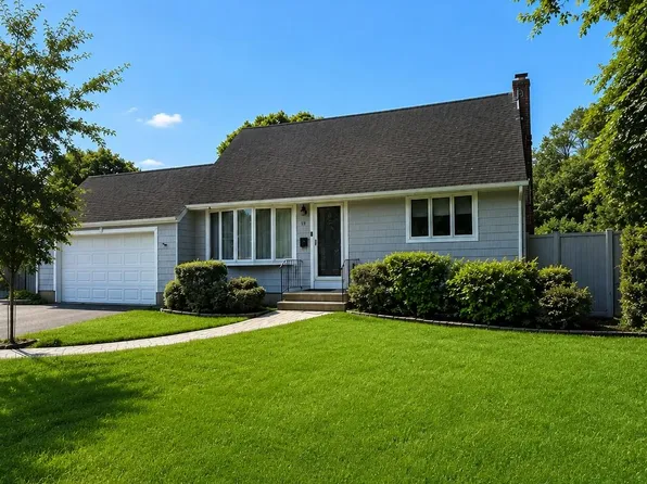 18 Lotus Road, Bayport, NY 11705