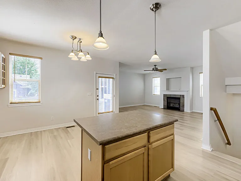592 Mills St — Photo 8