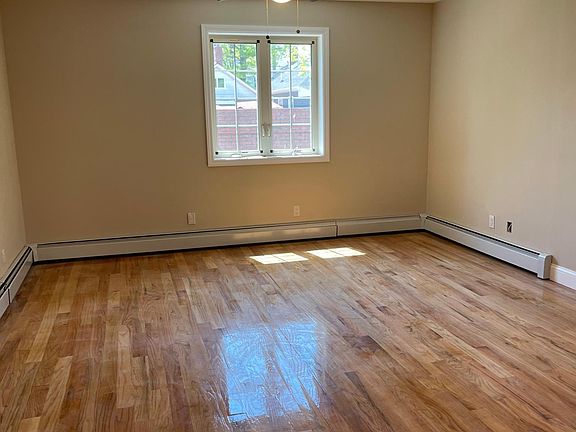 5th image of 709 Clarence Ave #2