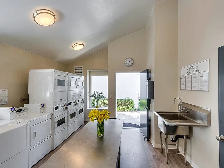 Newport Seacrest Apartments — Photo 24