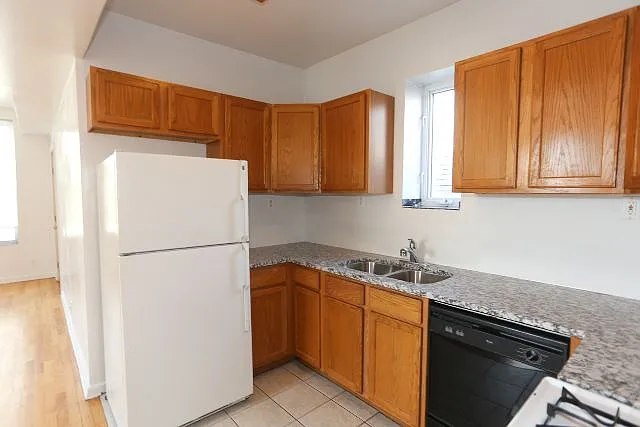 Choice 2 Bed, 2 Bath at Bosworth + Blackhawk (Wicker Park) — Photo 4