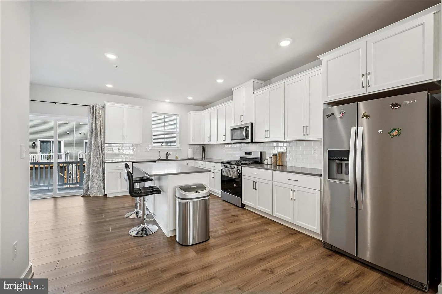 3 bed, 5.0 bath, 2400 sqft, $3,500 — Photo 4
