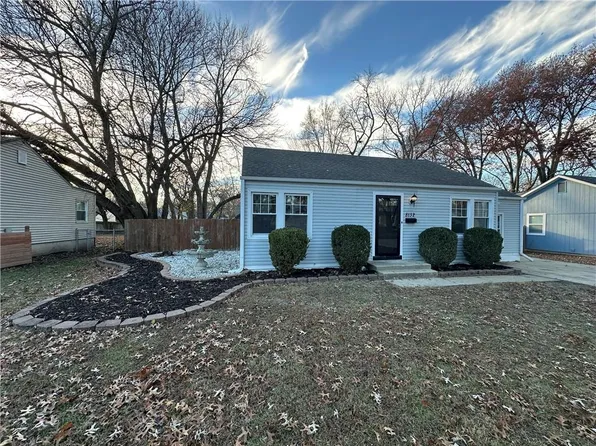 8132 Goodman St, Overland Park, KS 66204