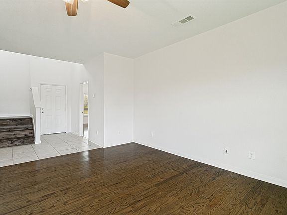3rd image of 215 Silver Leaf Dr
