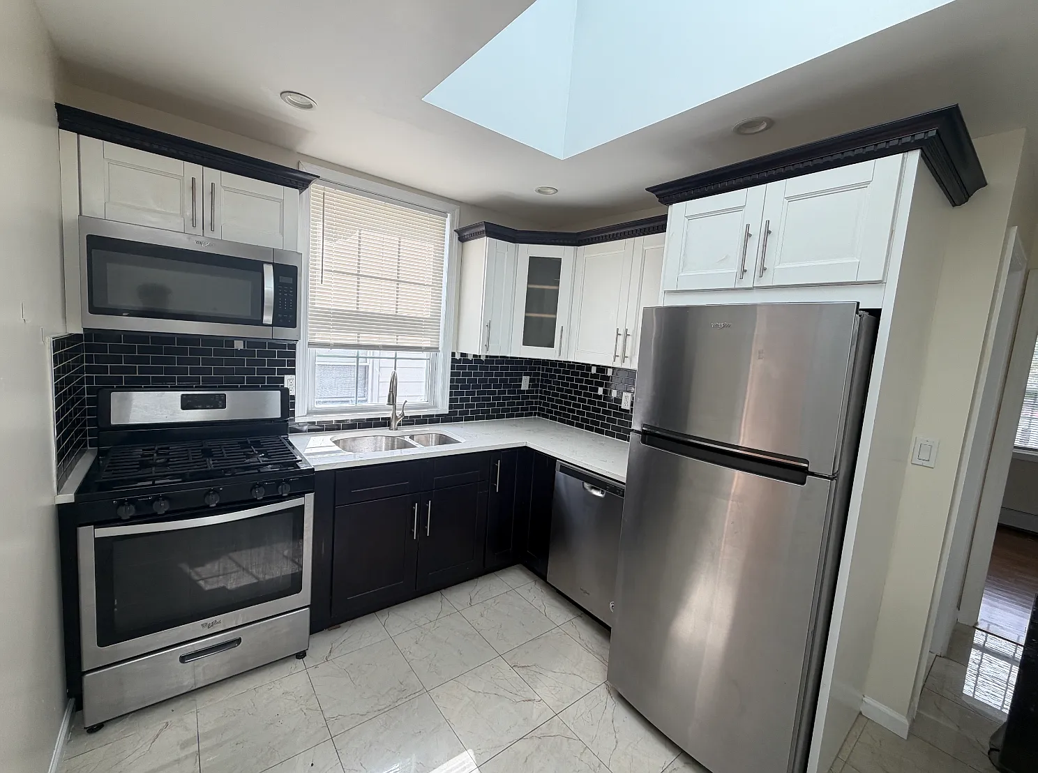 2 bed, 850 sqft, $2,900 — Photo 2